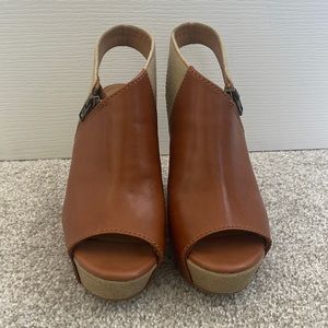 Gianni Bini tan wedge platform sandals size 6